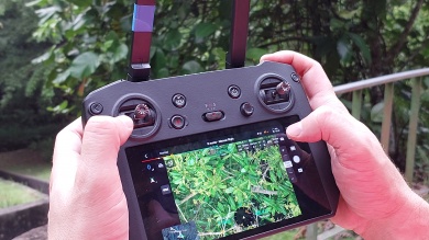 Controle remoto do drone tirando fotos em alta definição da copa das árvores a 40m alt.