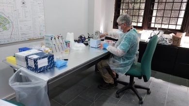 Especialista em DNA ambiental em laboratório montado na área do teste